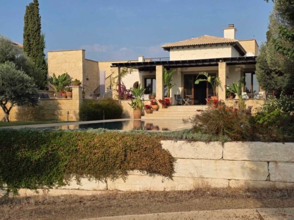 Paphos Property Luxury Three Bedroom Villa in Golf Resort